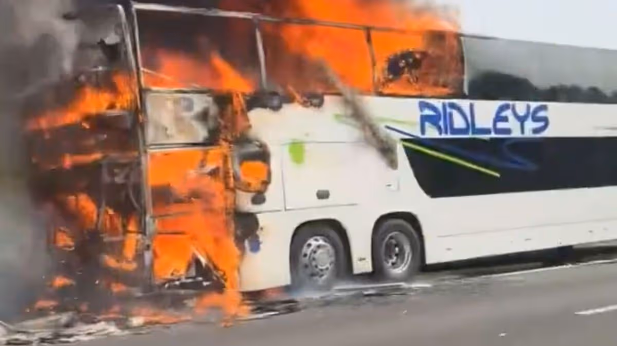 🔴 სასწრაფო ინფორმაცია! ორსართულიანი ავტობუსი ცეცხლის ალშია გახვეული – შოკისმომგვრელი კადრები ადგილიდან (ვიდეო)
