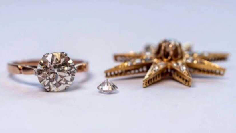 პოლონეთში ნაგავსაყრელზე ათასობით ევროს ღირებულების ბრილიანტის სამკაულები იპოვეს